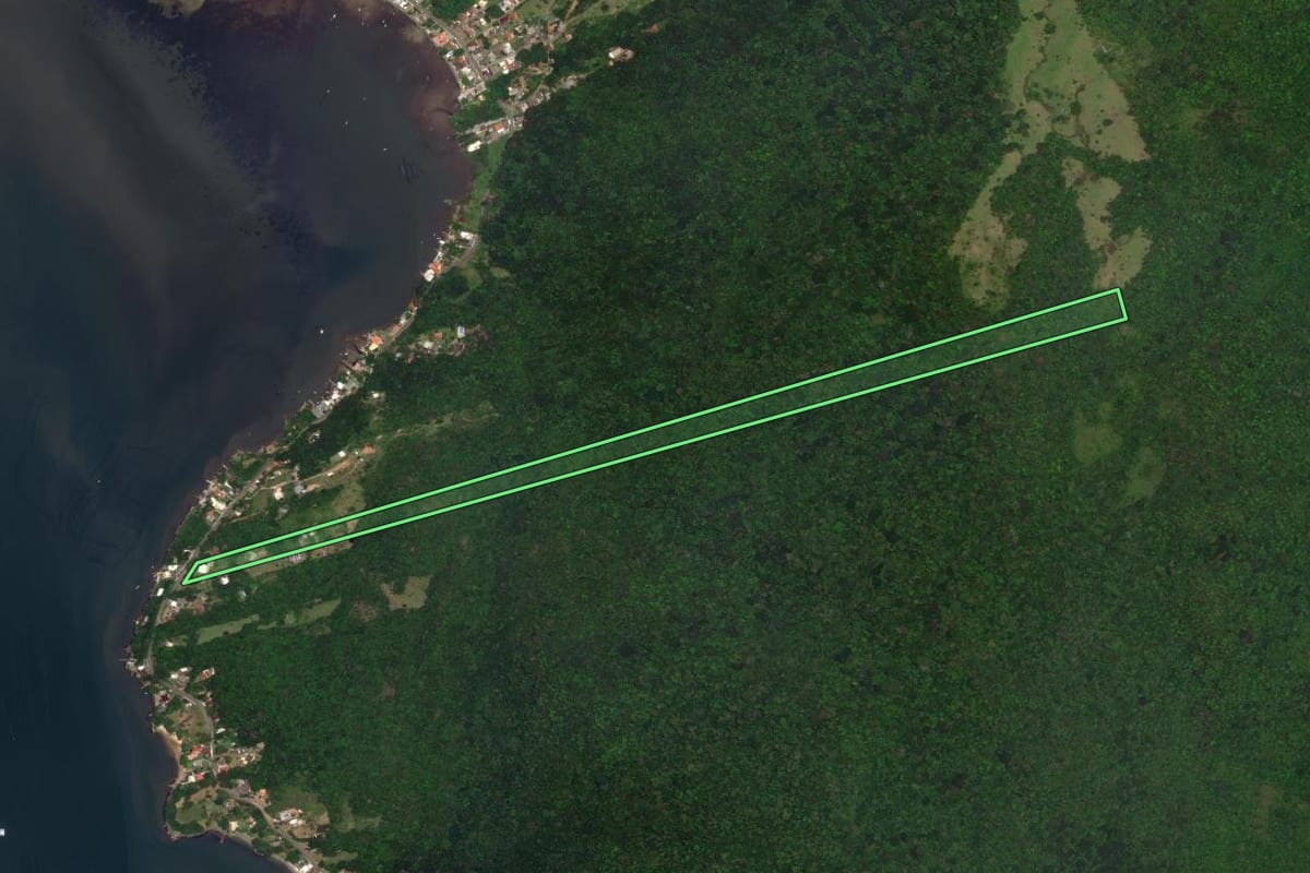 Imagem de satélite do imóvel rural em Florianópolis (SC), com o contorno declarado no CAR desenhado por cima.