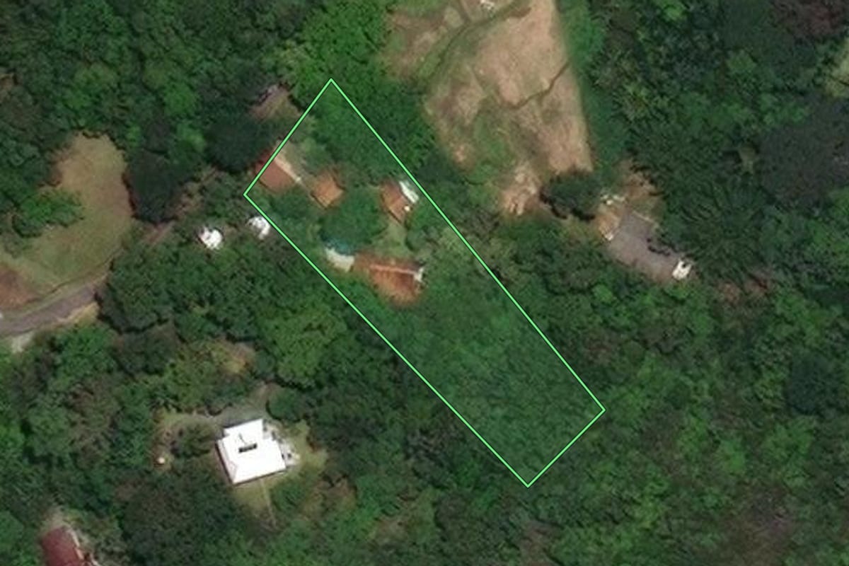 Imagem de satélite do imóvel rural em Florianópolis (SC), com o contorno declarado no CAR desenhado por cima.