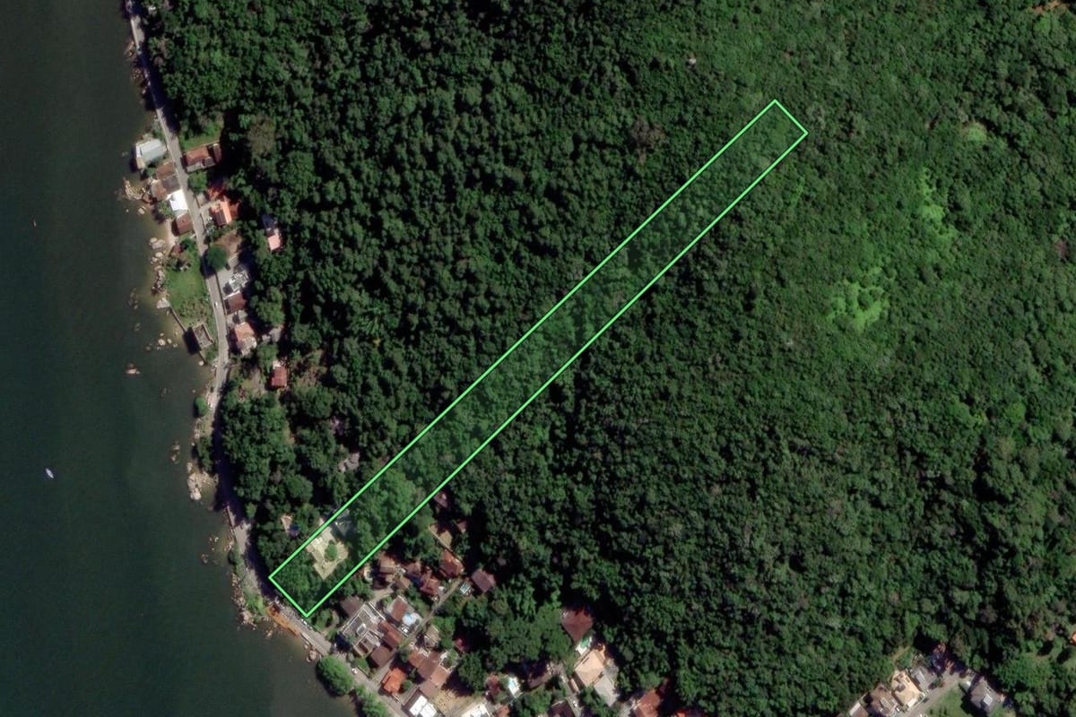 Imagem de satélite do imóvel rural em Florianópolis (SC), com o contorno declarado no CAR desenhado por cima.