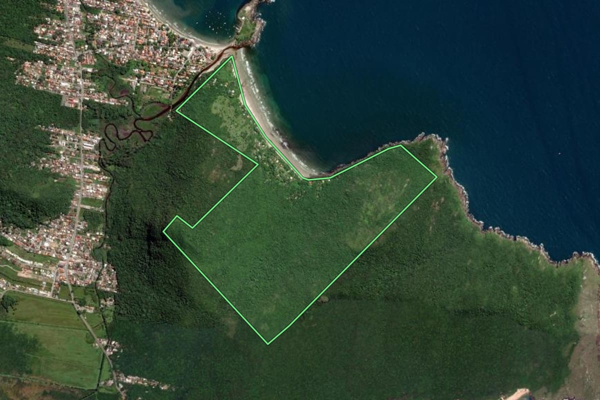 Imagem de satélite do imóvel rural em Florianópolis (SC), com o contorno declarado no CAR desenhado por cima.