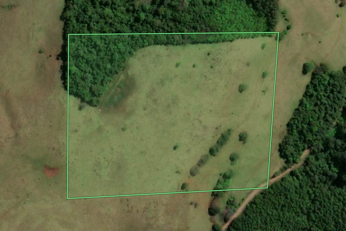 Imagem de satélite do imóvel rural em Formosa do Sul (SC), com o contorno declarado no CAR desenhado por cima.