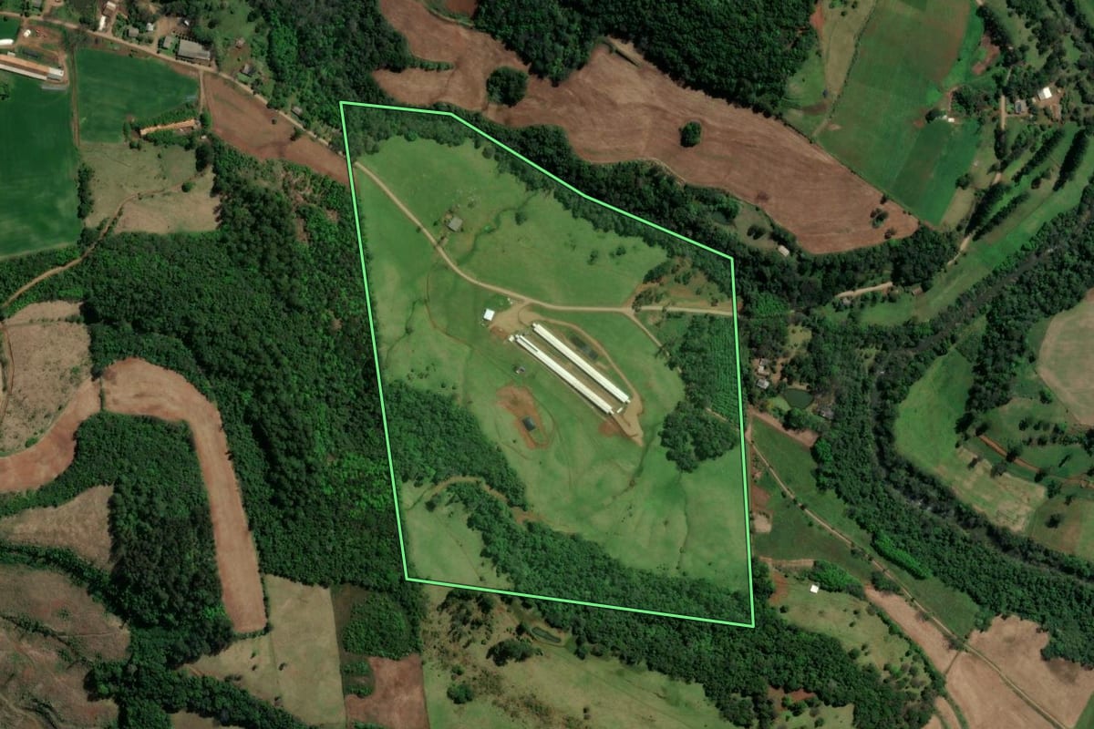 Imagem de satélite do imóvel rural em Formosa do Sul (SC), com o contorno declarado no CAR desenhado por cima.