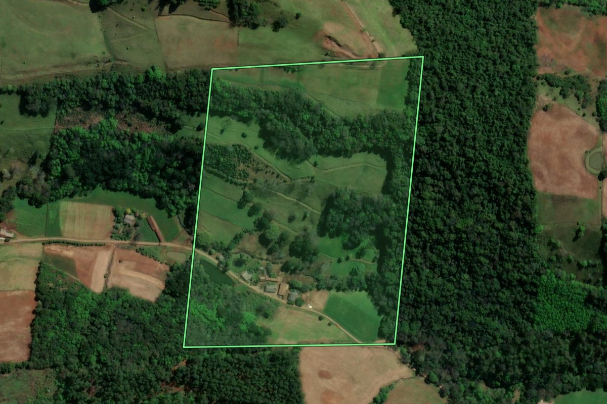 Imagem de satélite do imóvel rural em Formosa do Sul (SC), com o contorno declarado no CAR desenhado por cima.