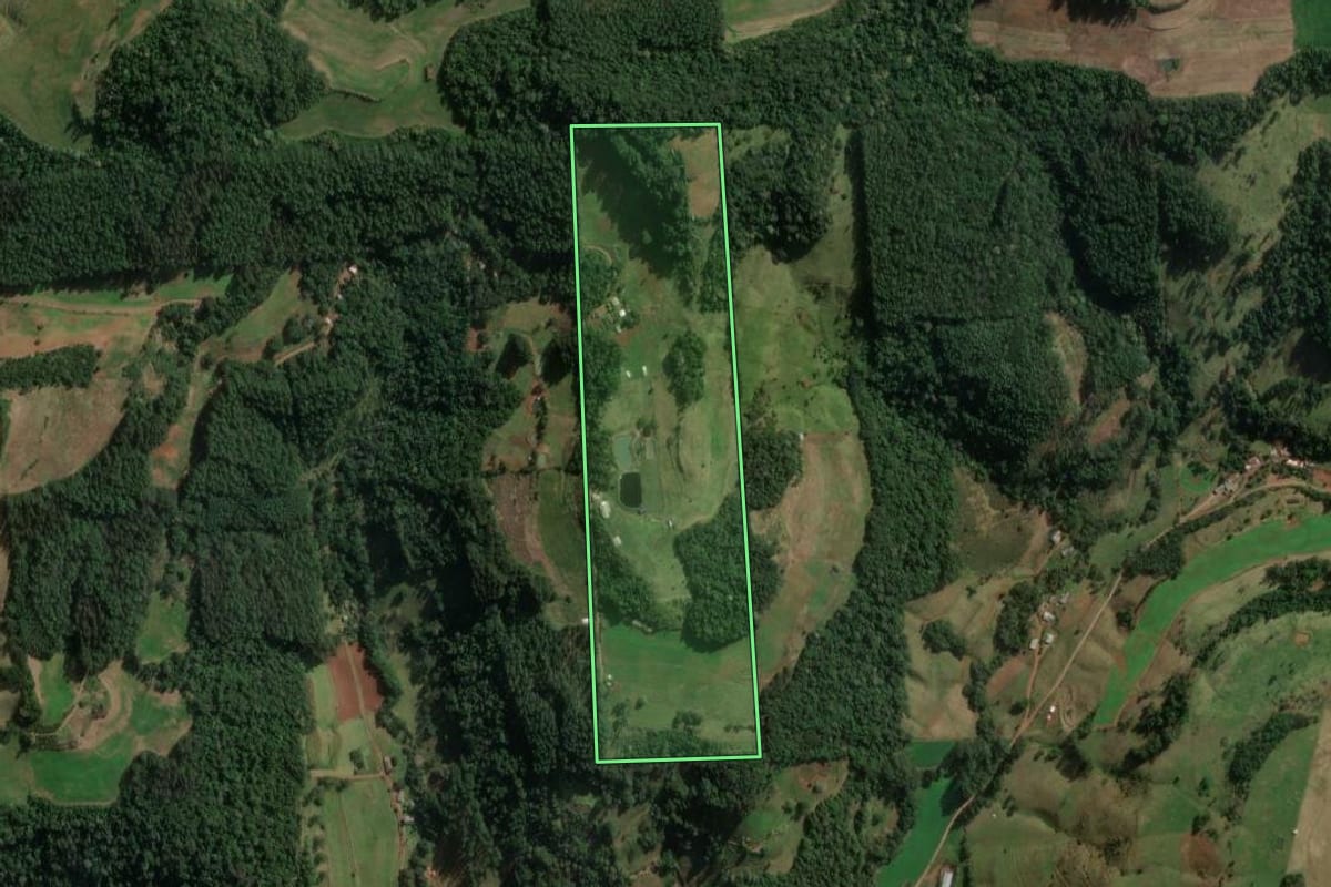 Imagem de satélite do imóvel rural em Formosa do Sul (SC), com o contorno declarado no CAR desenhado por cima.