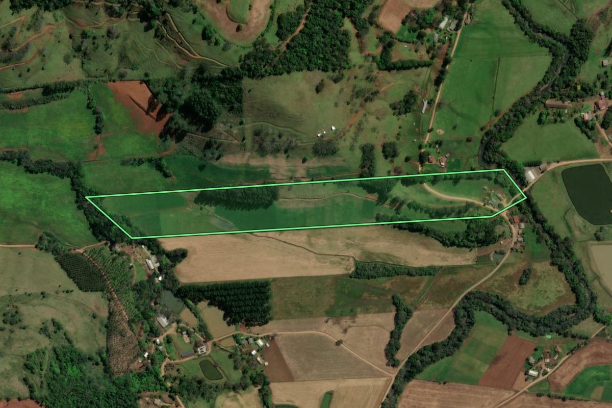 Imagem de satélite do imóvel rural em Formosa do Sul (SC), com o contorno declarado no CAR desenhado por cima.