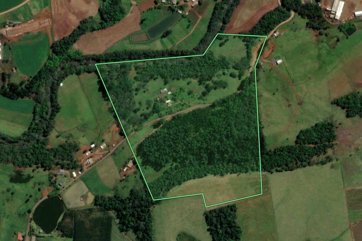 Imagem de satélite do imóvel rural em Formosa do Sul (SC), com o contorno declarado no CAR desenhado por cima.