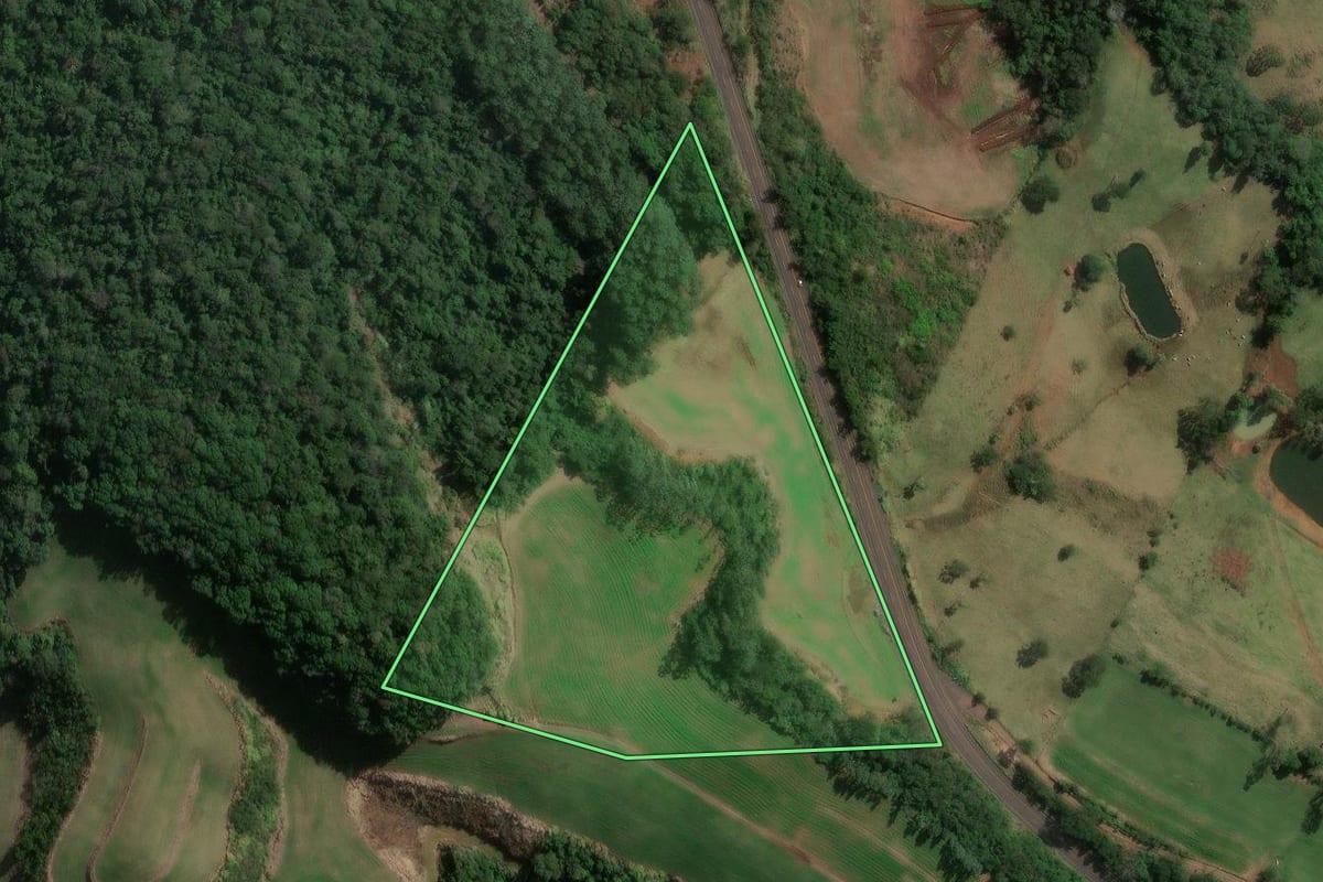 Imagem de satélite do imóvel rural em Formosa do Sul (SC), com o contorno declarado no CAR desenhado por cima.