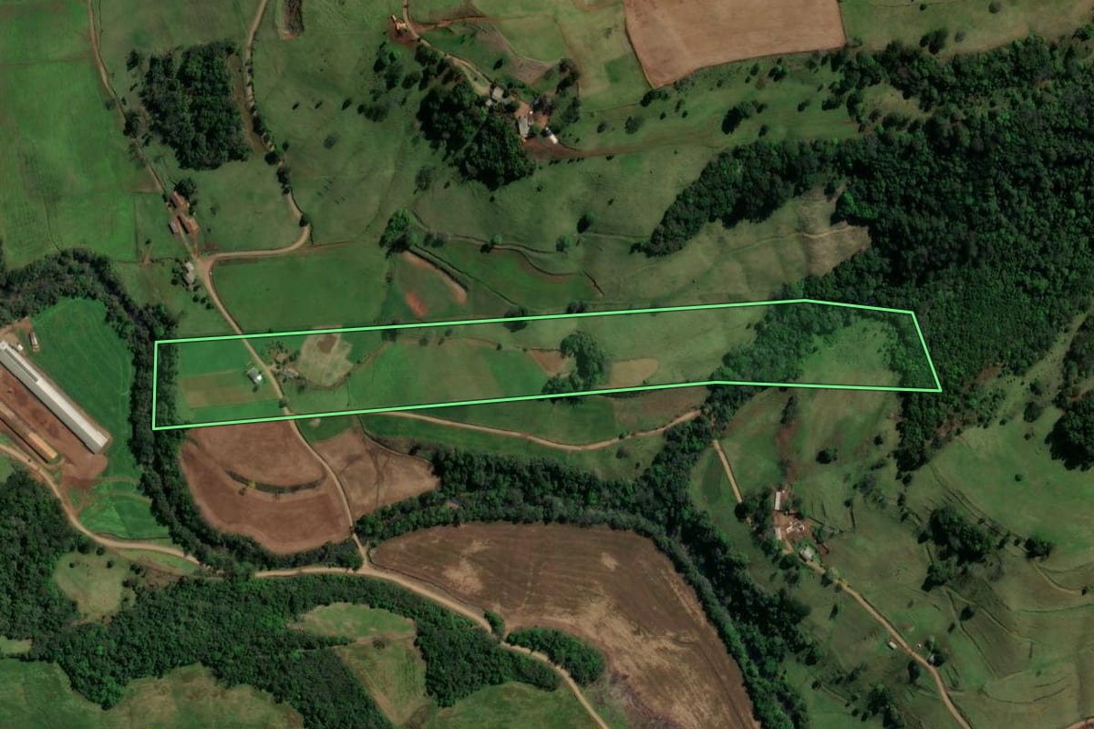 Imagem de satélite do imóvel rural em Formosa do Sul (SC), com o contorno declarado no CAR desenhado por cima.