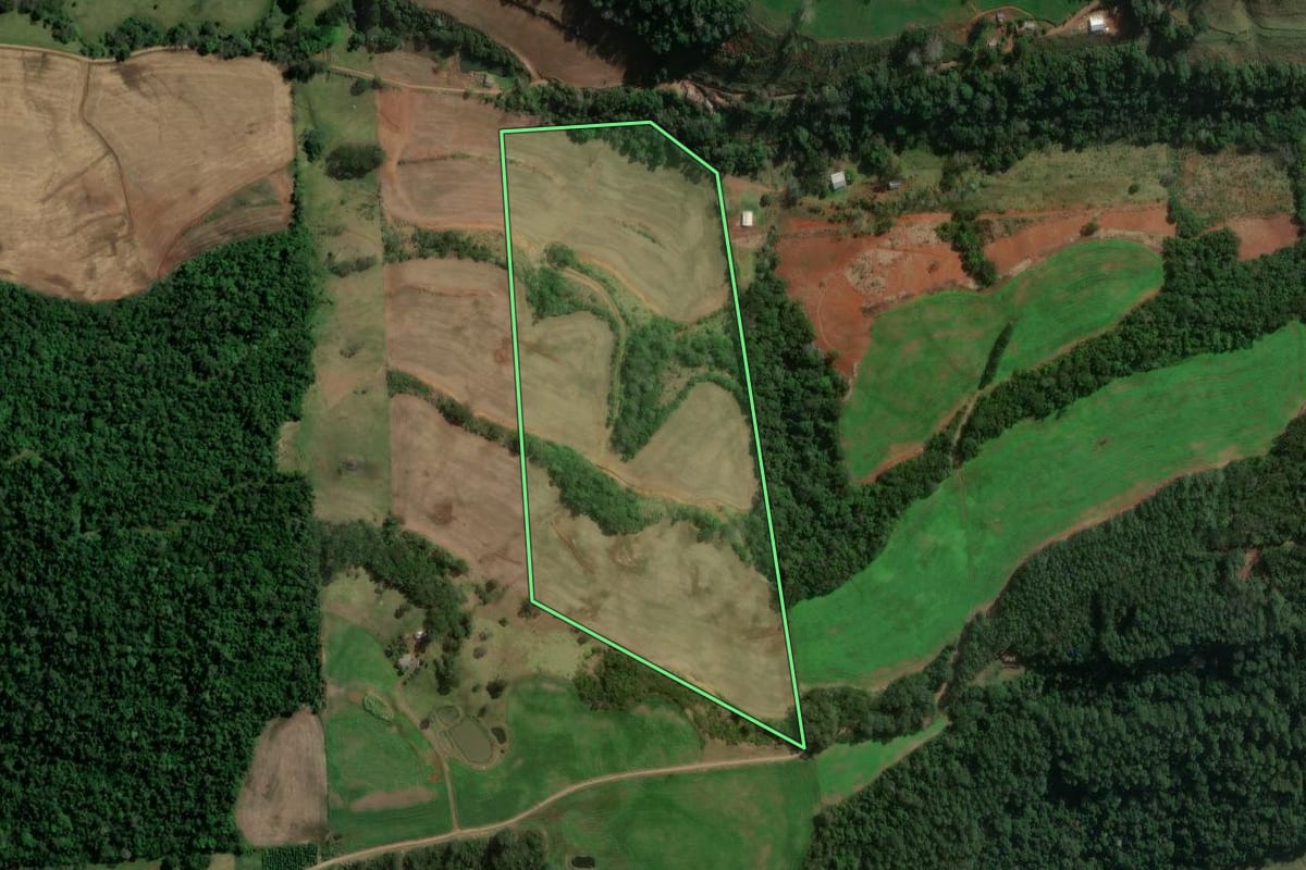 Imagem de satélite do imóvel rural em Formosa do Sul (SC), com o contorno declarado no CAR desenhado por cima.