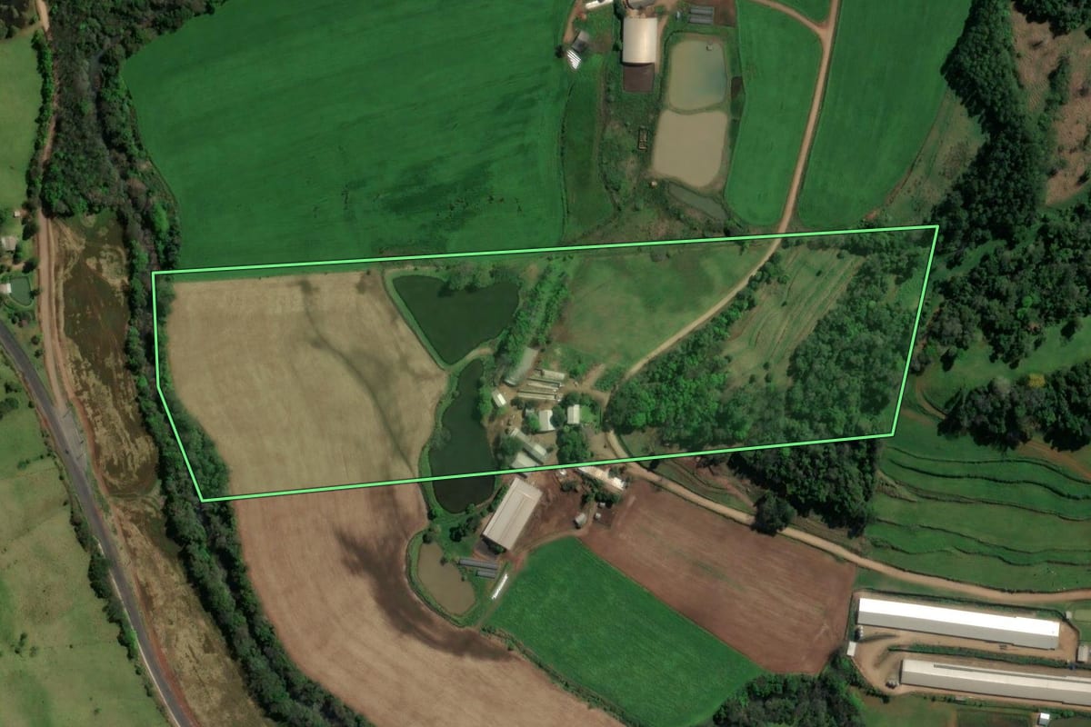 Imagem de satélite do imóvel rural em Formosa do Sul (SC), com o contorno declarado no CAR desenhado por cima.