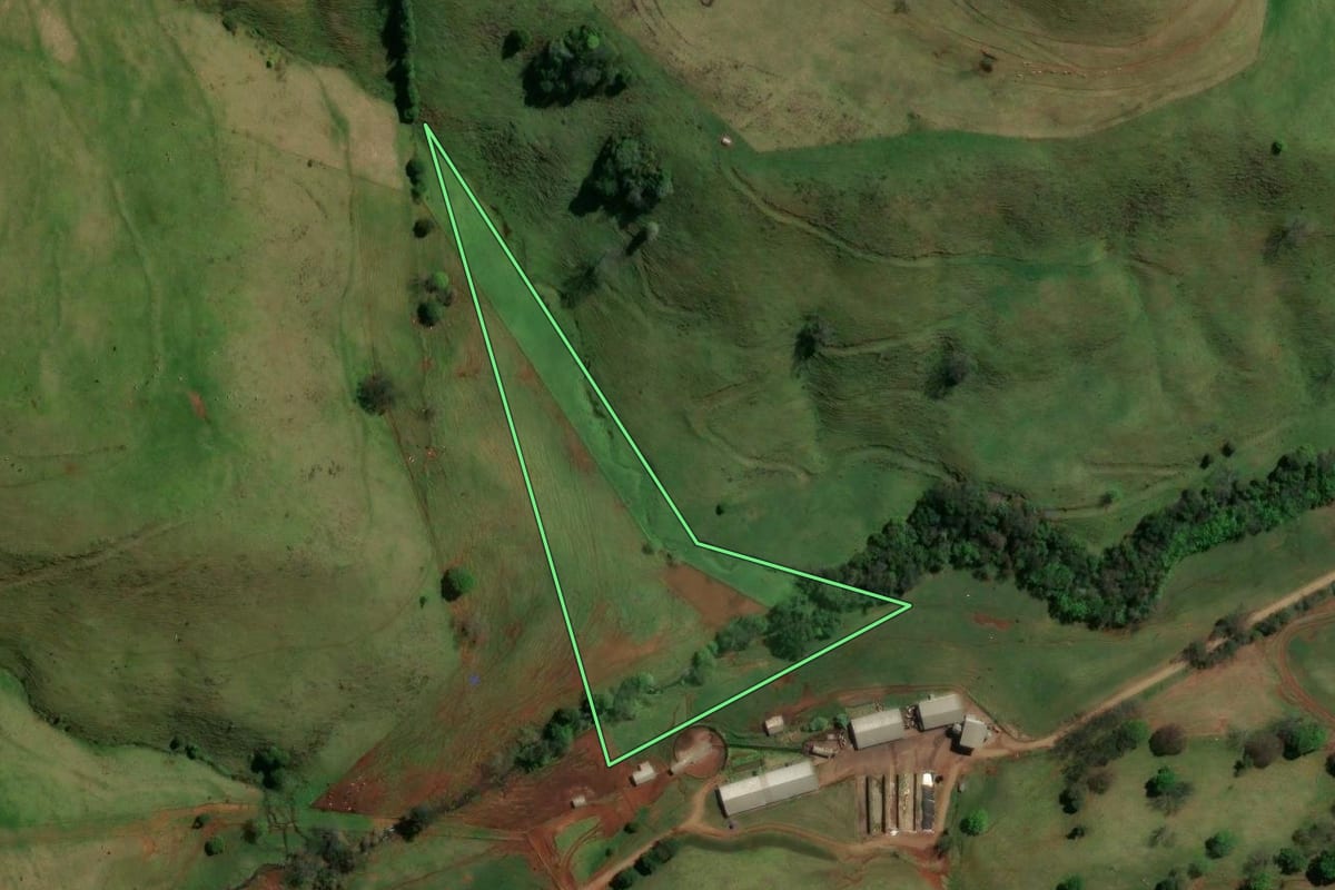 Imagem de satélite do imóvel rural em Formosa do Sul (SC), com o contorno declarado no CAR desenhado por cima.