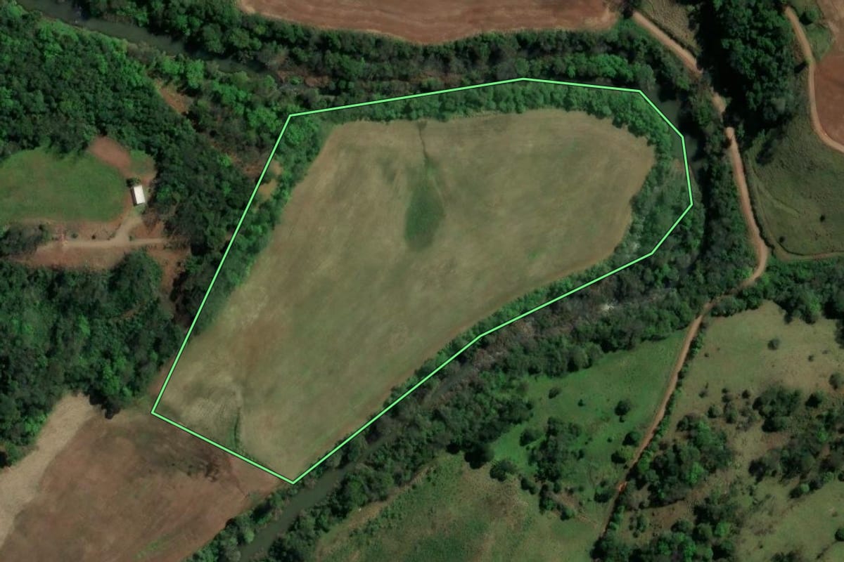 Imagem de satélite do imóvel rural em Formosa do Sul (SC), com o contorno declarado no CAR desenhado por cima.