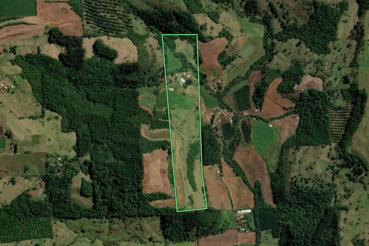 Imagem de satélite do imóvel rural em Formosa do Sul (SC), com o contorno declarado no CAR desenhado por cima.