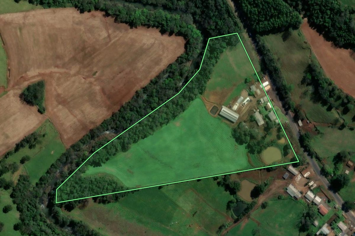 Imagem de satélite do imóvel rural em Formosa do Sul (SC), com o contorno declarado no CAR desenhado por cima.