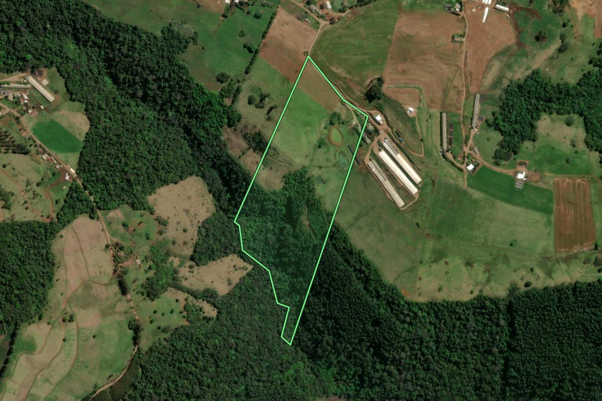 Imagem de satélite do imóvel rural em Formosa do Sul (SC), com o contorno declarado no CAR desenhado por cima.