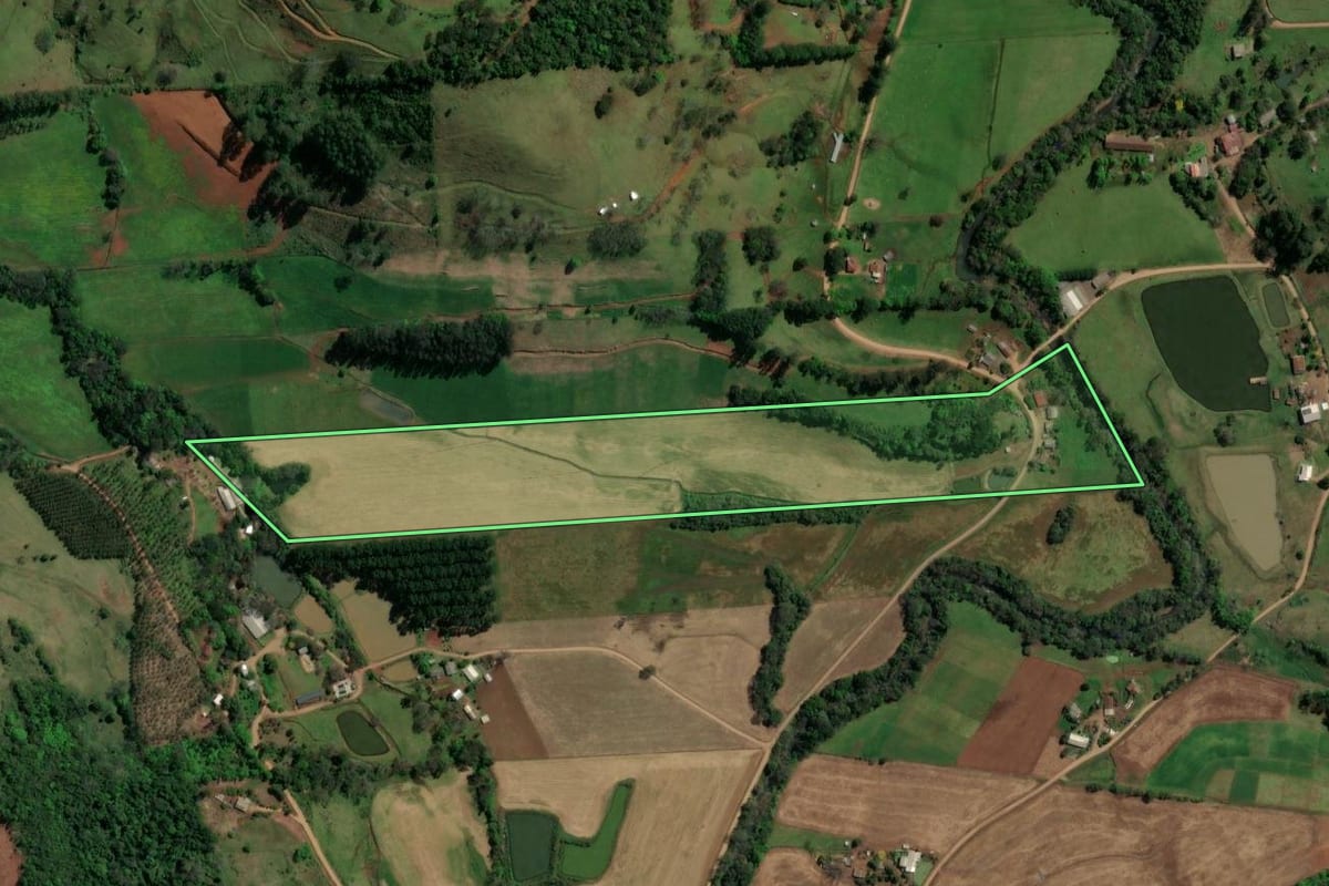 Imagem de satélite do imóvel rural em Formosa do Sul (SC), com o contorno declarado no CAR desenhado por cima.
