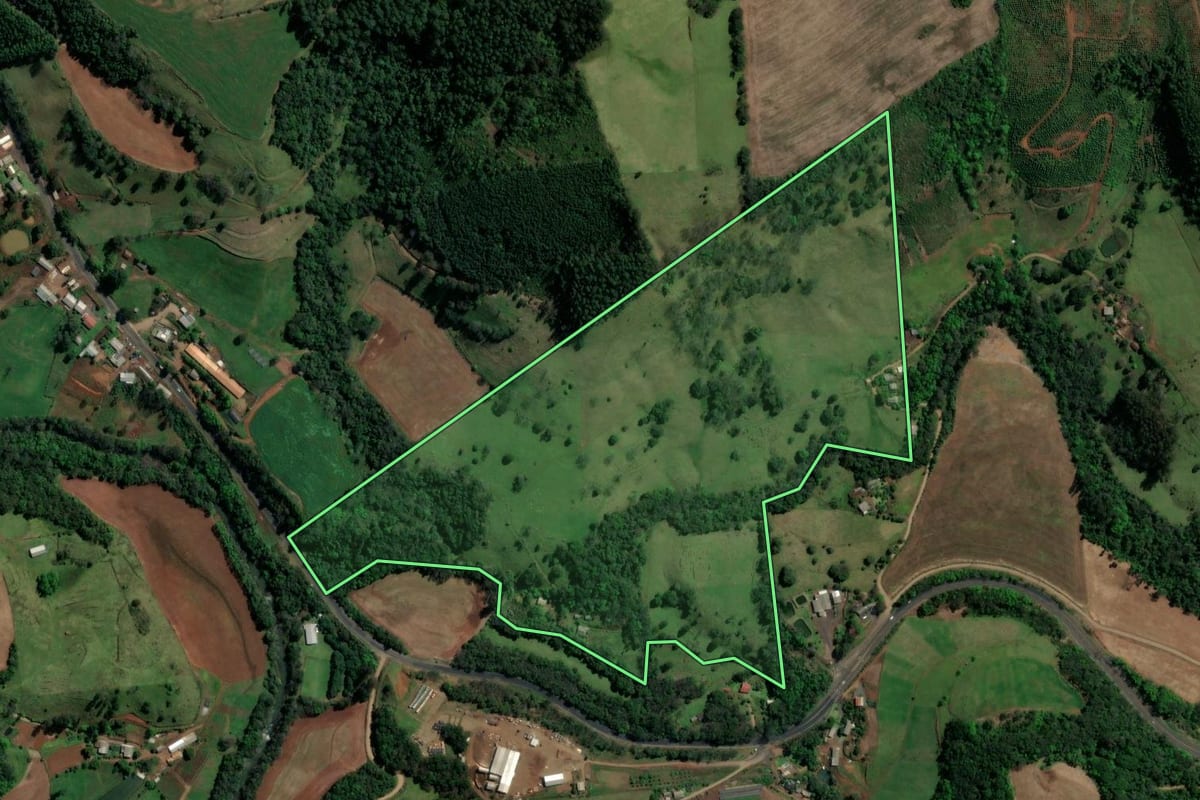 Imagem de satélite do imóvel rural em Formosa do Sul (SC), com o contorno declarado no CAR desenhado por cima.