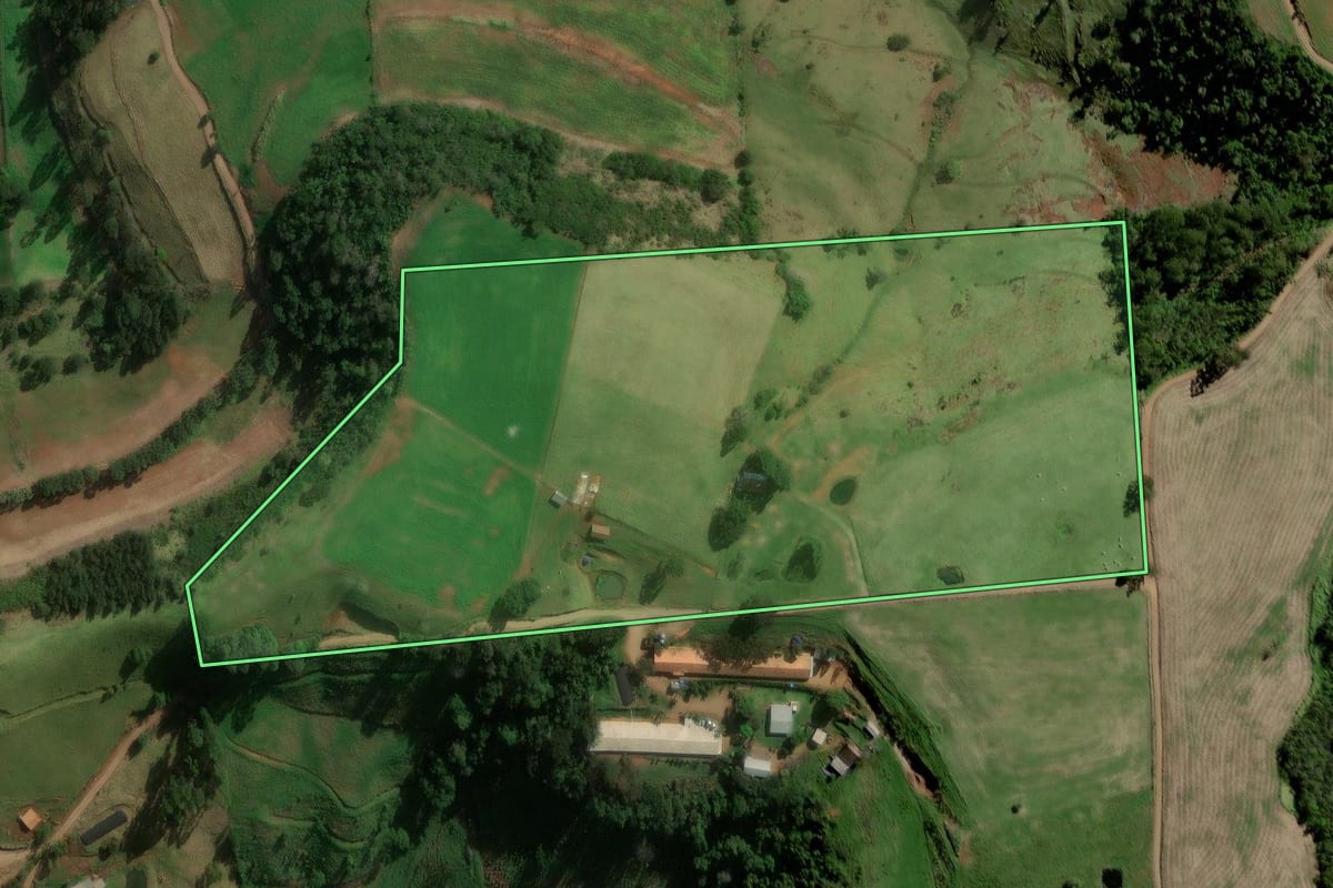 Imagem de satélite do imóvel rural em Formosa do Sul (SC), com o contorno declarado no CAR desenhado por cima.