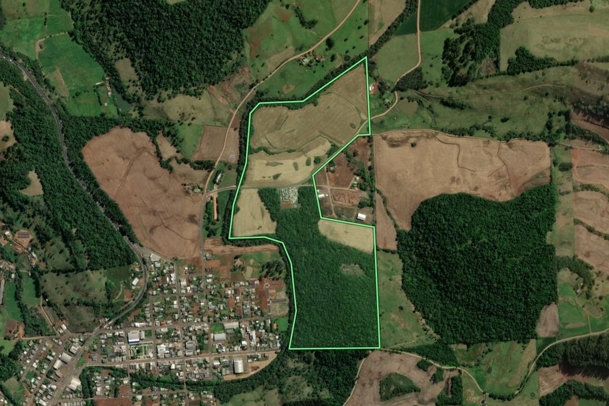 Imagem de satélite do imóvel rural em Formosa do Sul (SC), com o contorno declarado no CAR desenhado por cima.