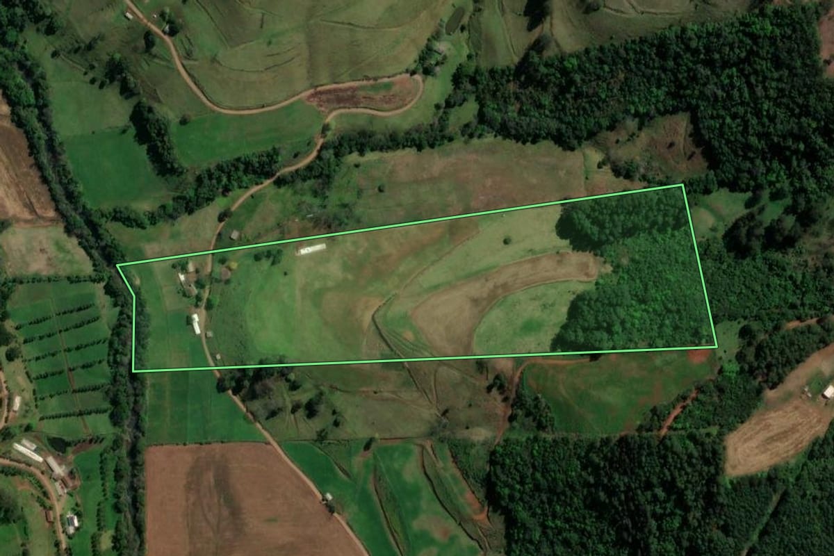 Imagem de satélite do imóvel rural em Formosa do Sul (SC), com o contorno declarado no CAR desenhado por cima.