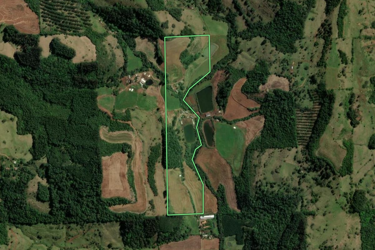 Imagem de satélite do imóvel rural em Formosa do Sul (SC), com o contorno declarado no CAR desenhado por cima.