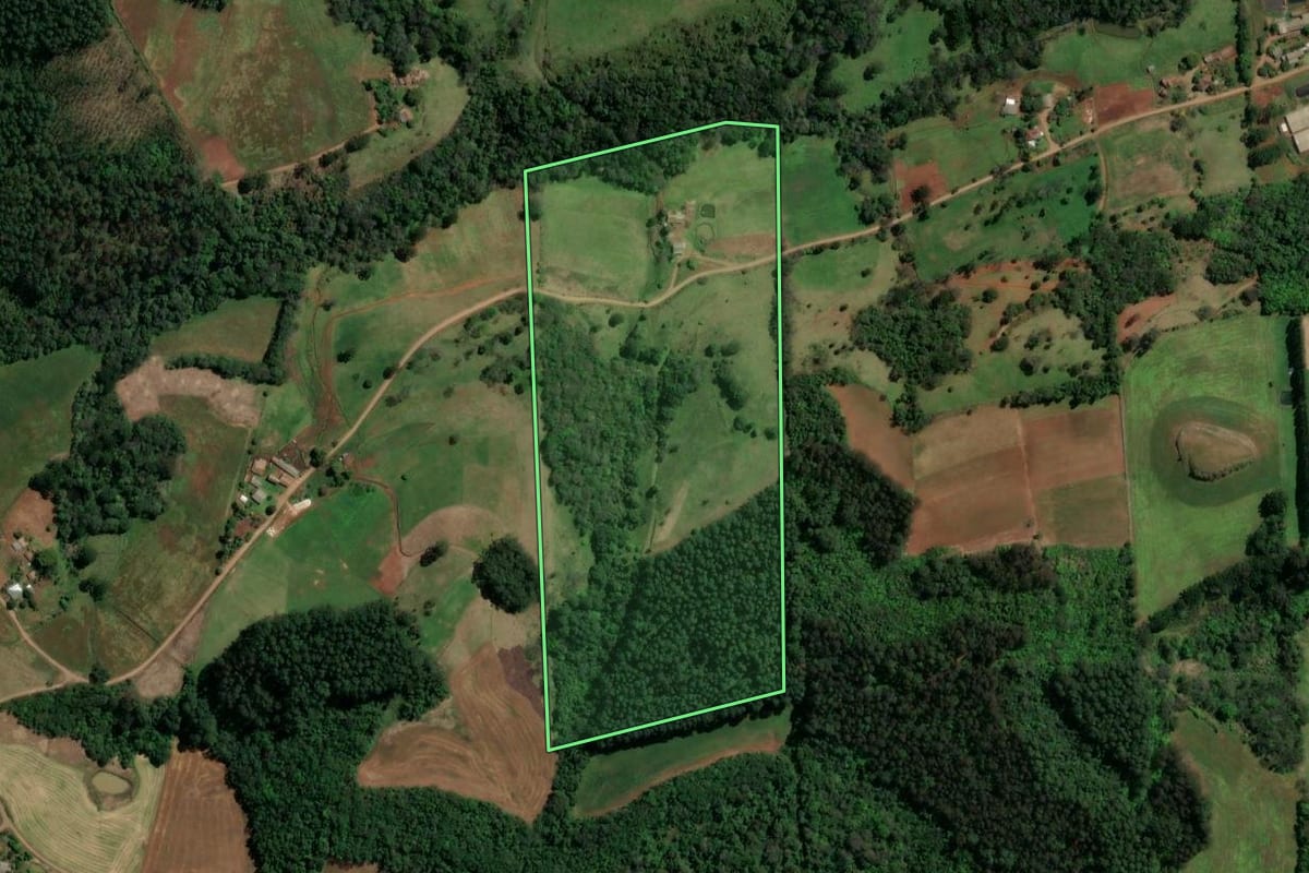 Imagem de satélite do imóvel rural em Formosa do Sul (SC), com o contorno declarado no CAR desenhado por cima.