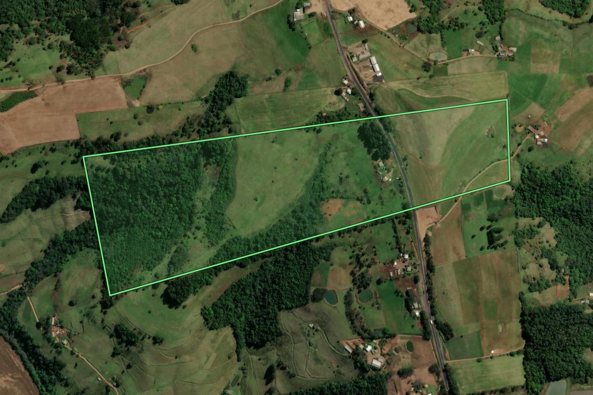 Imagem de satélite do imóvel rural em Formosa do Sul (SC), com o contorno declarado no CAR desenhado por cima.