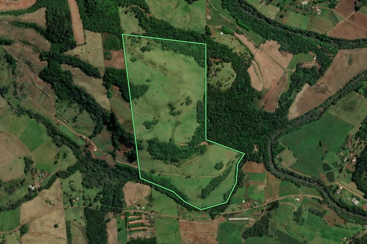 Imagem de satélite do imóvel rural em Formosa do Sul (SC), com o contorno declarado no CAR desenhado por cima.