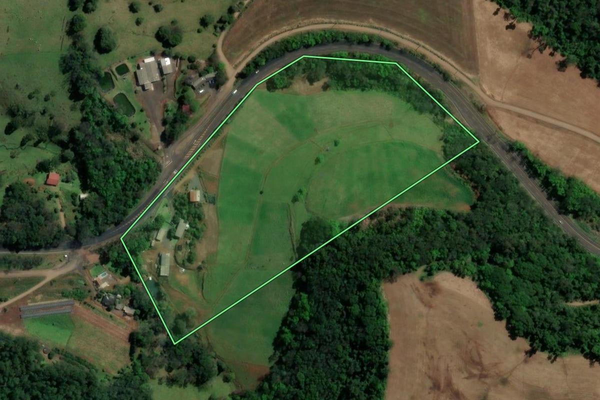 Imagem de satélite do imóvel rural em Formosa do Sul (SC), com o contorno declarado no CAR desenhado por cima.