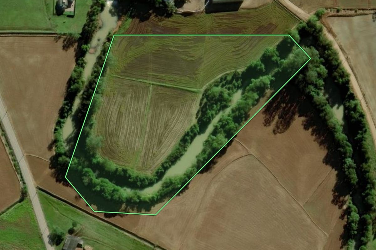 Imagem de satélite do imóvel rural em Forquilhinha (SC), com o contorno declarado no CAR desenhado por cima.