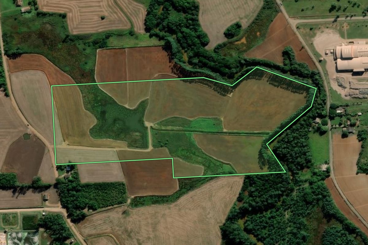 Imagem de satélite do imóvel rural em Forquilhinha (SC), com o contorno declarado no CAR desenhado por cima.