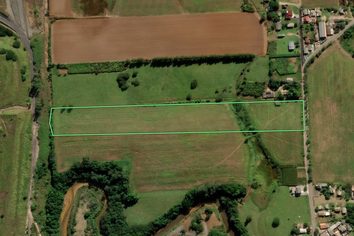 Imagem de satélite do imóvel rural em Forquilhinha (SC), com o contorno declarado no CAR desenhado por cima.