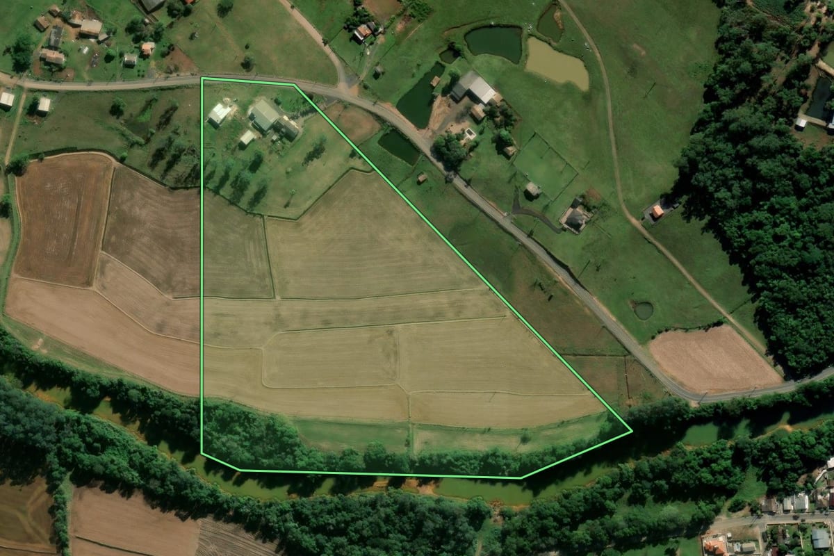Imagem de satélite do imóvel rural em Forquilhinha (SC), com o contorno declarado no CAR desenhado por cima.