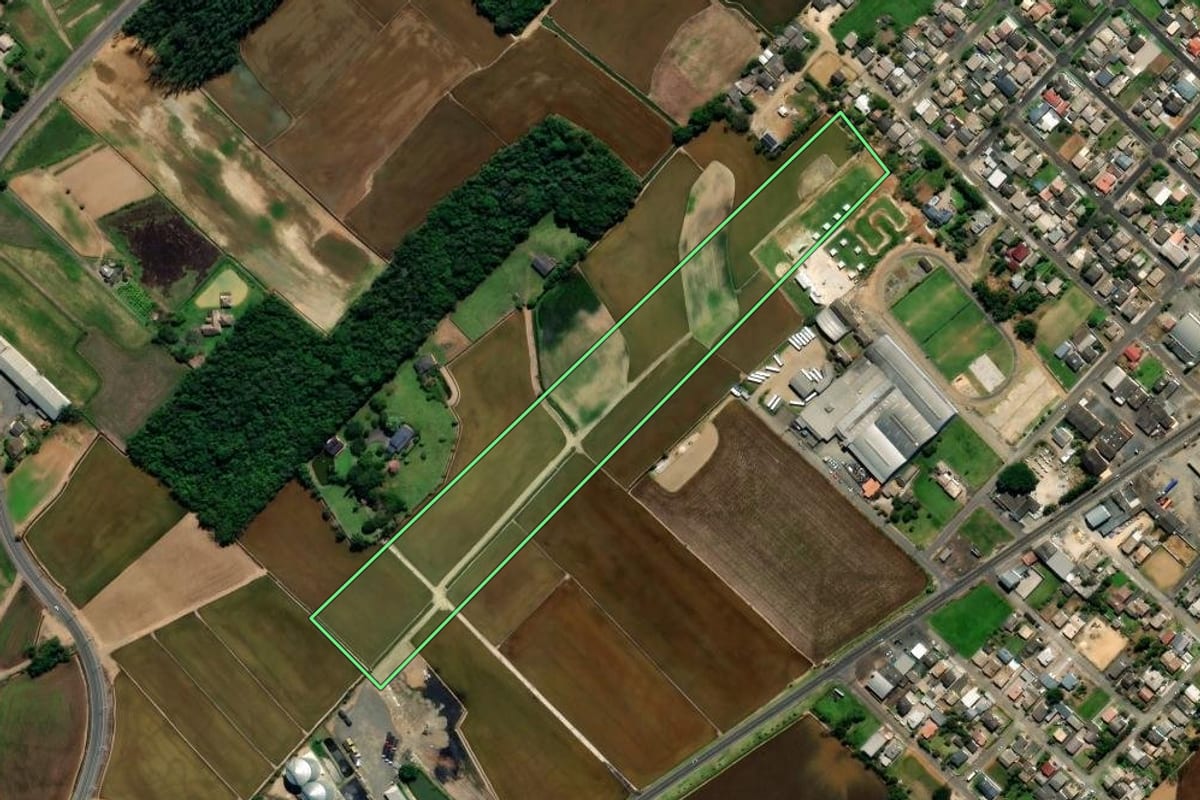 Imagem de satélite do imóvel rural em Forquilhinha (SC), com o contorno declarado no CAR desenhado por cima.
