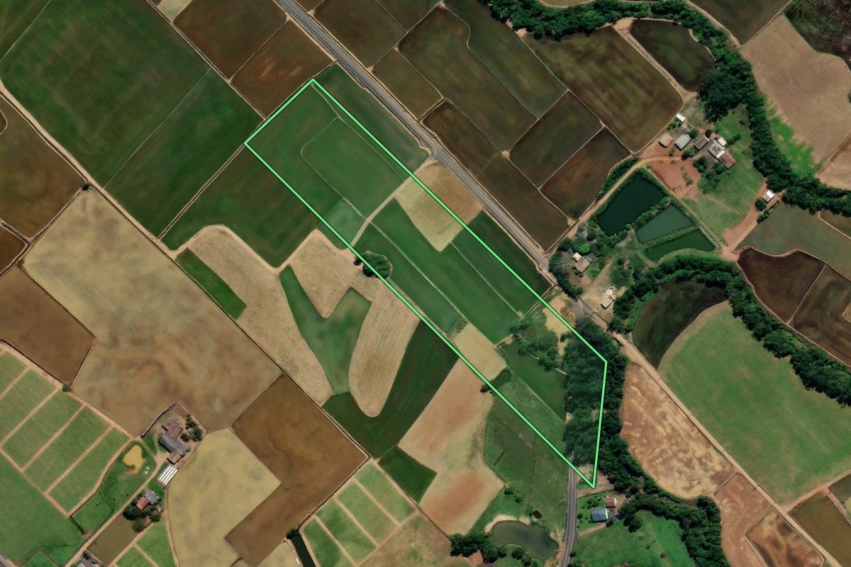 Imagem de satélite do imóvel rural em Forquilhinha (SC), com o contorno declarado no CAR desenhado por cima.
