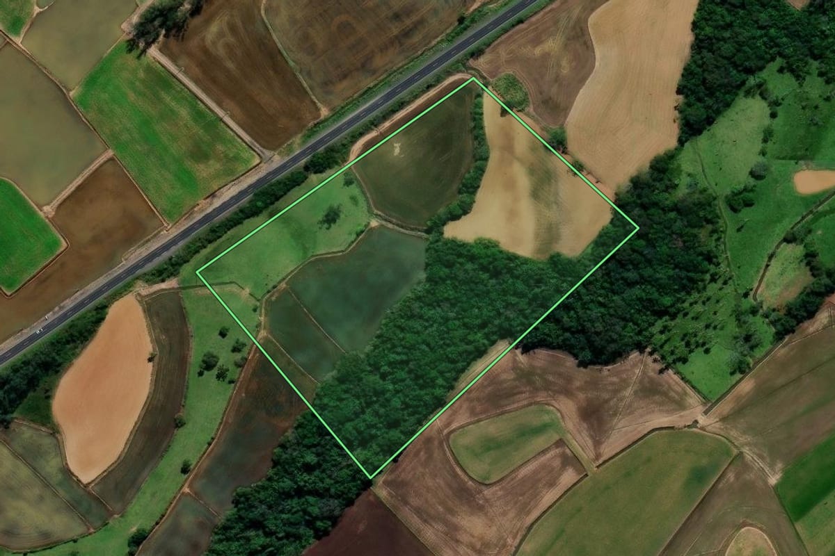 Imagem de satélite do imóvel rural em Forquilhinha (SC), com o contorno declarado no CAR desenhado por cima.