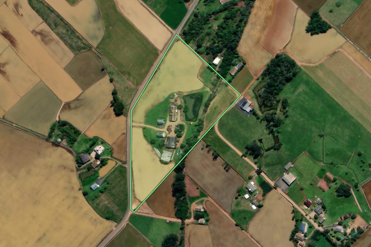 Imagem de satélite do imóvel rural em Forquilhinha (SC), com o contorno declarado no CAR desenhado por cima.