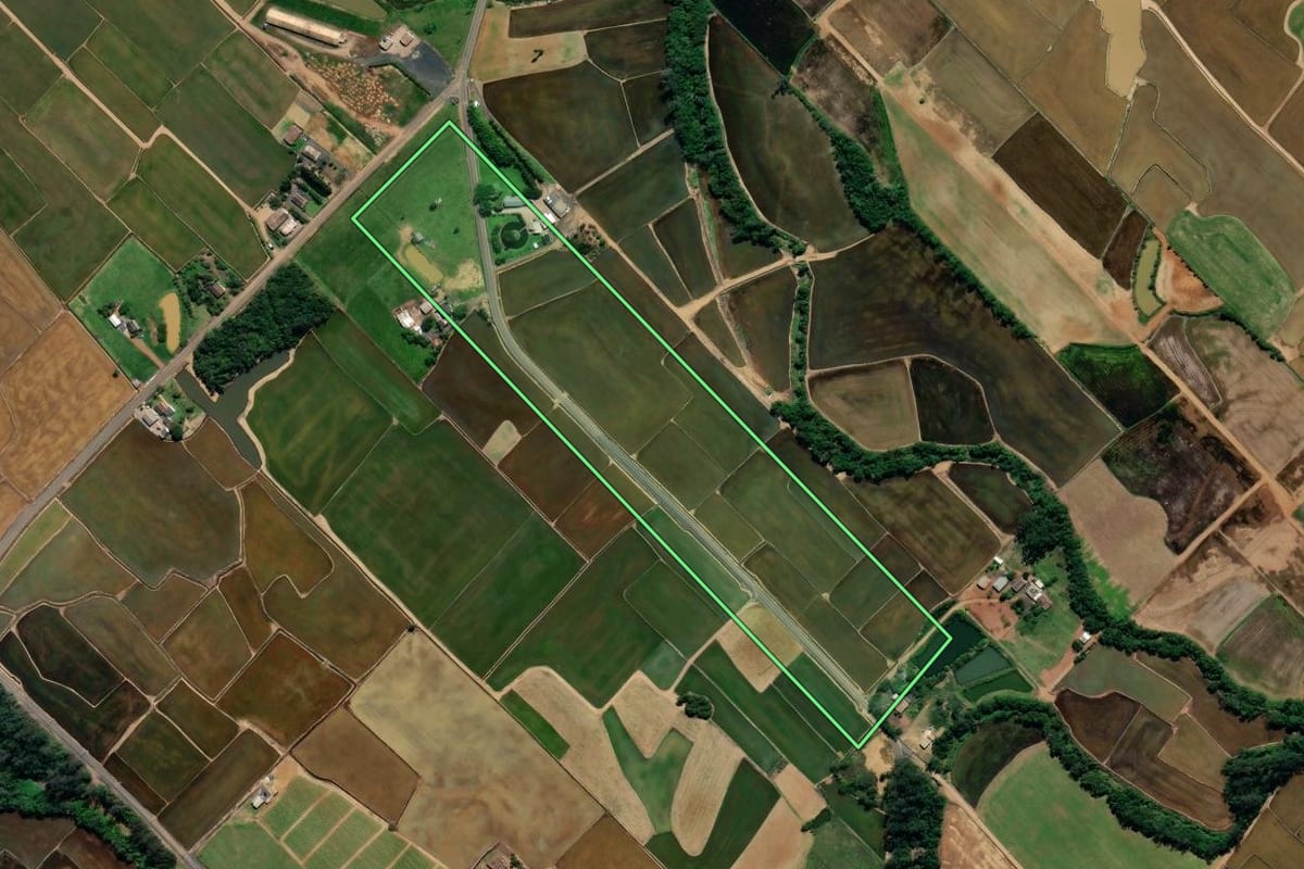 Imagem de satélite do imóvel rural em Forquilhinha (SC), com o contorno declarado no CAR desenhado por cima.