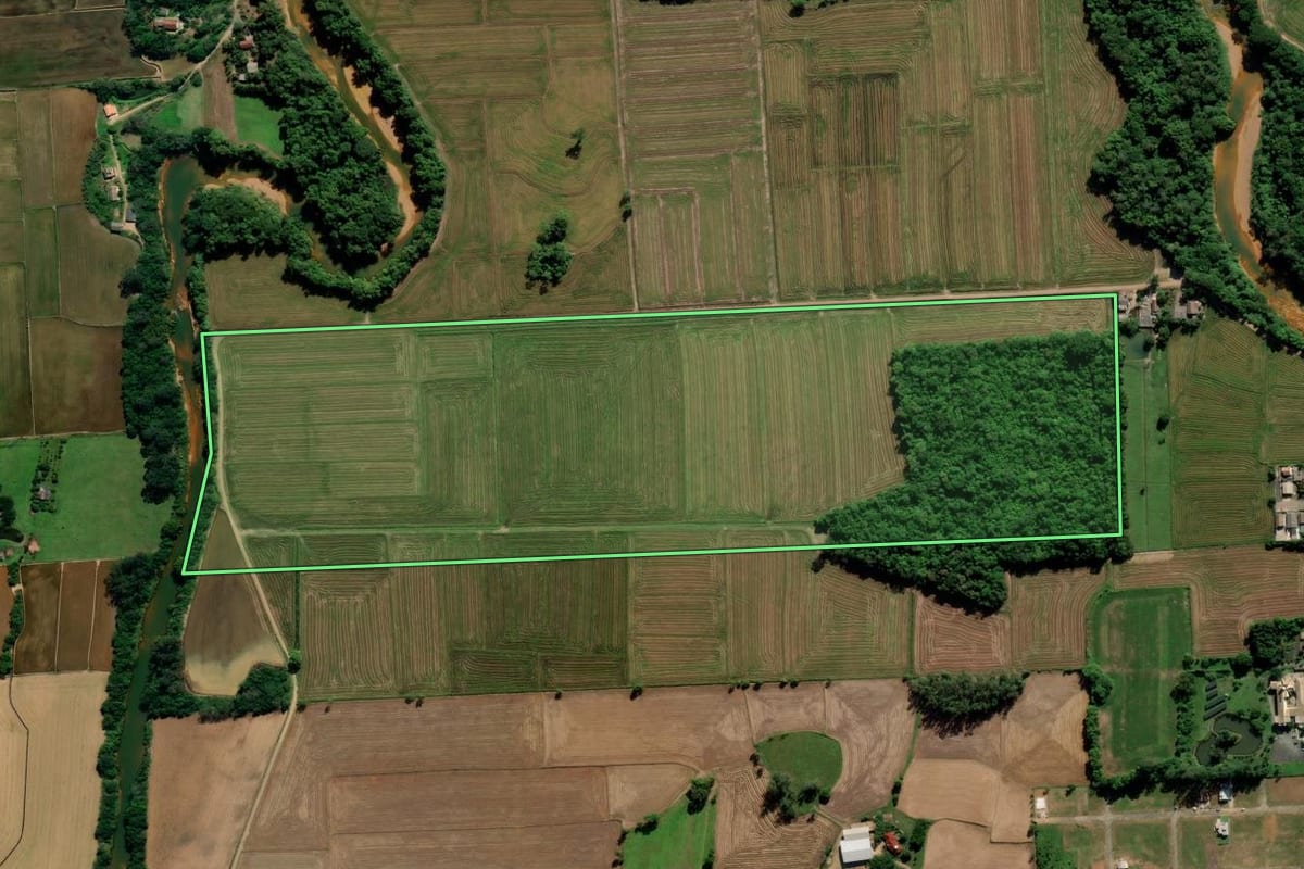 Imagem de satélite do imóvel rural em Forquilhinha (SC), com o contorno declarado no CAR desenhado por cima.