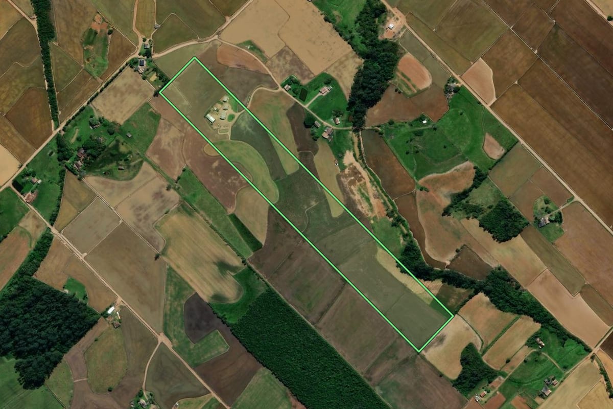Imagem de satélite do imóvel rural em Forquilhinha (SC), com o contorno declarado no CAR desenhado por cima.