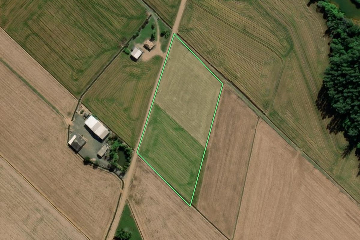 Imagem de satélite do imóvel rural em Forquilhinha (SC), com o contorno declarado no CAR desenhado por cima.