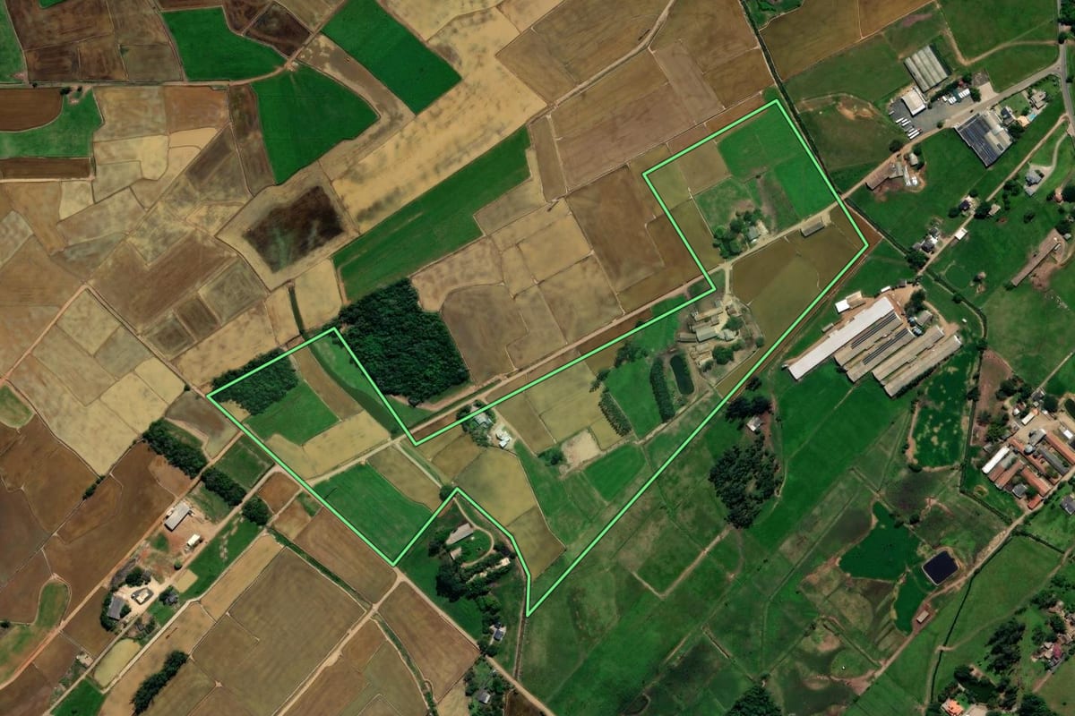 Imagem de satélite do imóvel rural em Forquilhinha (SC), com o contorno declarado no CAR desenhado por cima.