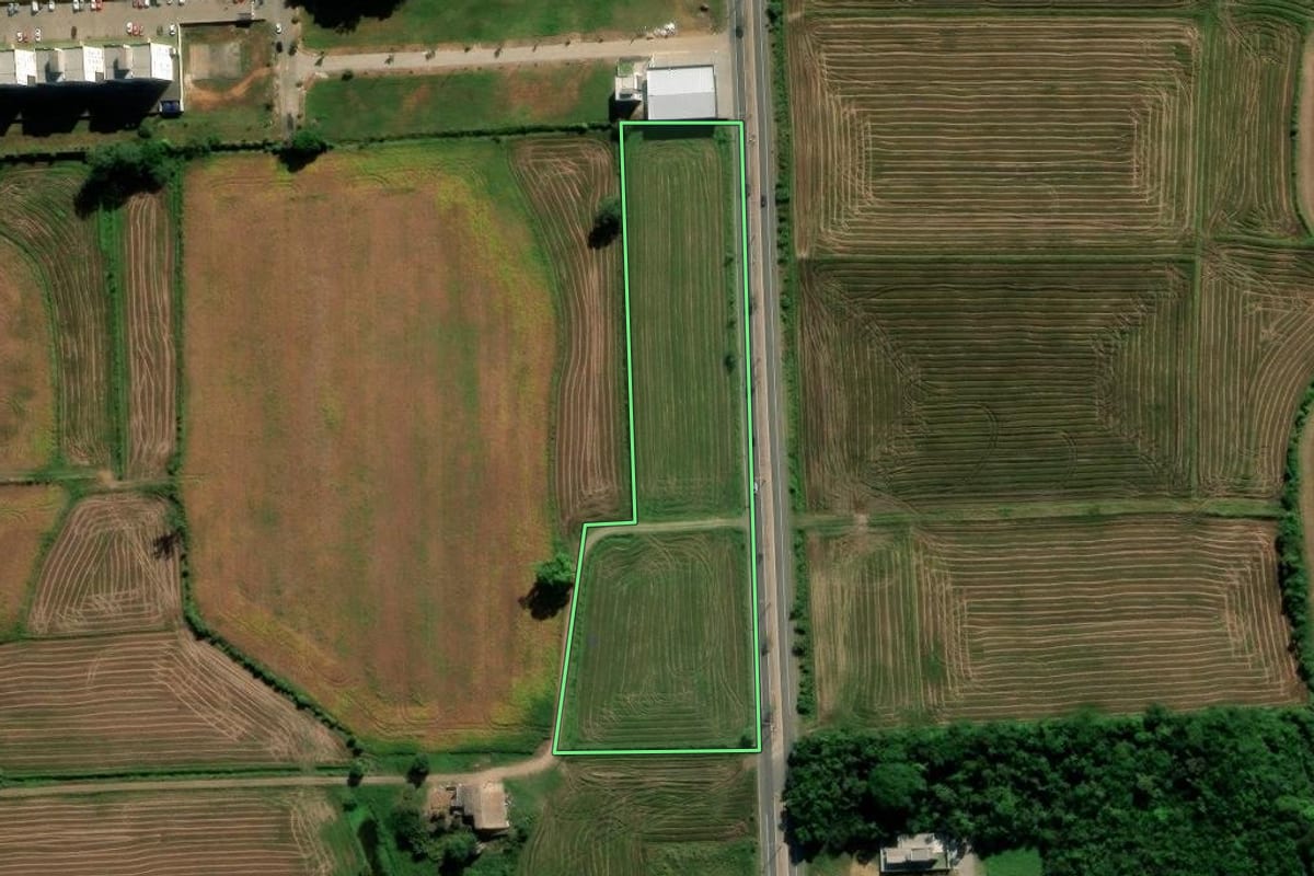 Imagem de satélite do imóvel rural em Forquilhinha (SC), com o contorno declarado no CAR desenhado por cima.