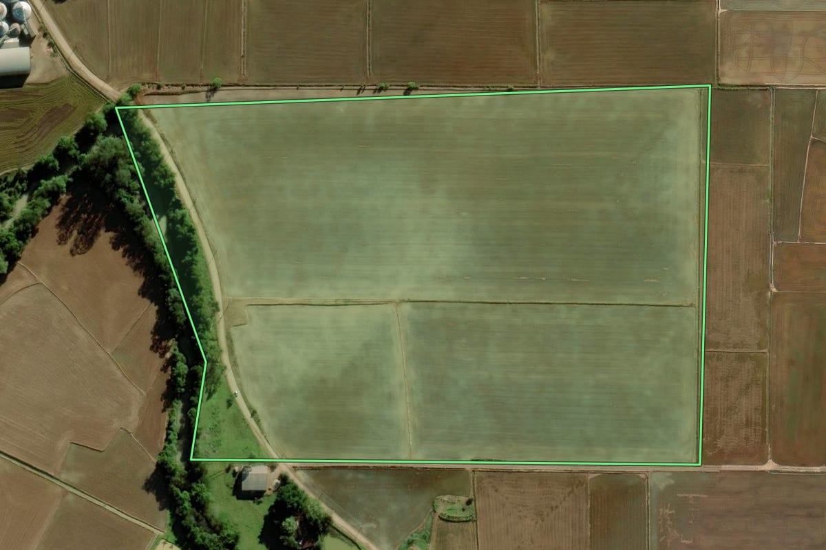 Imagem de satélite do imóvel rural em Forquilhinha (SC), com o contorno declarado no CAR desenhado por cima.