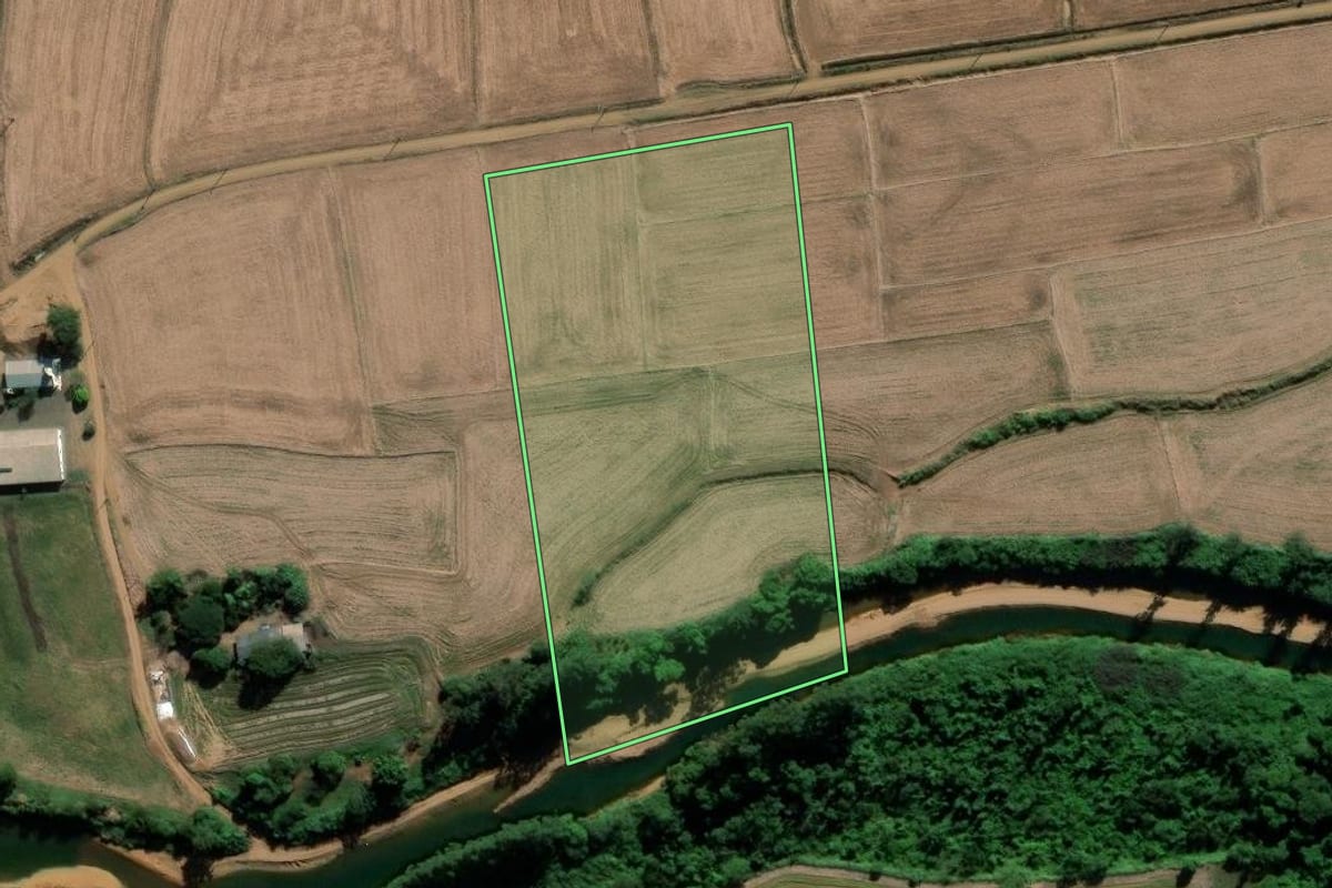 Imagem de satélite do imóvel rural em Forquilhinha (SC), com o contorno declarado no CAR desenhado por cima.
