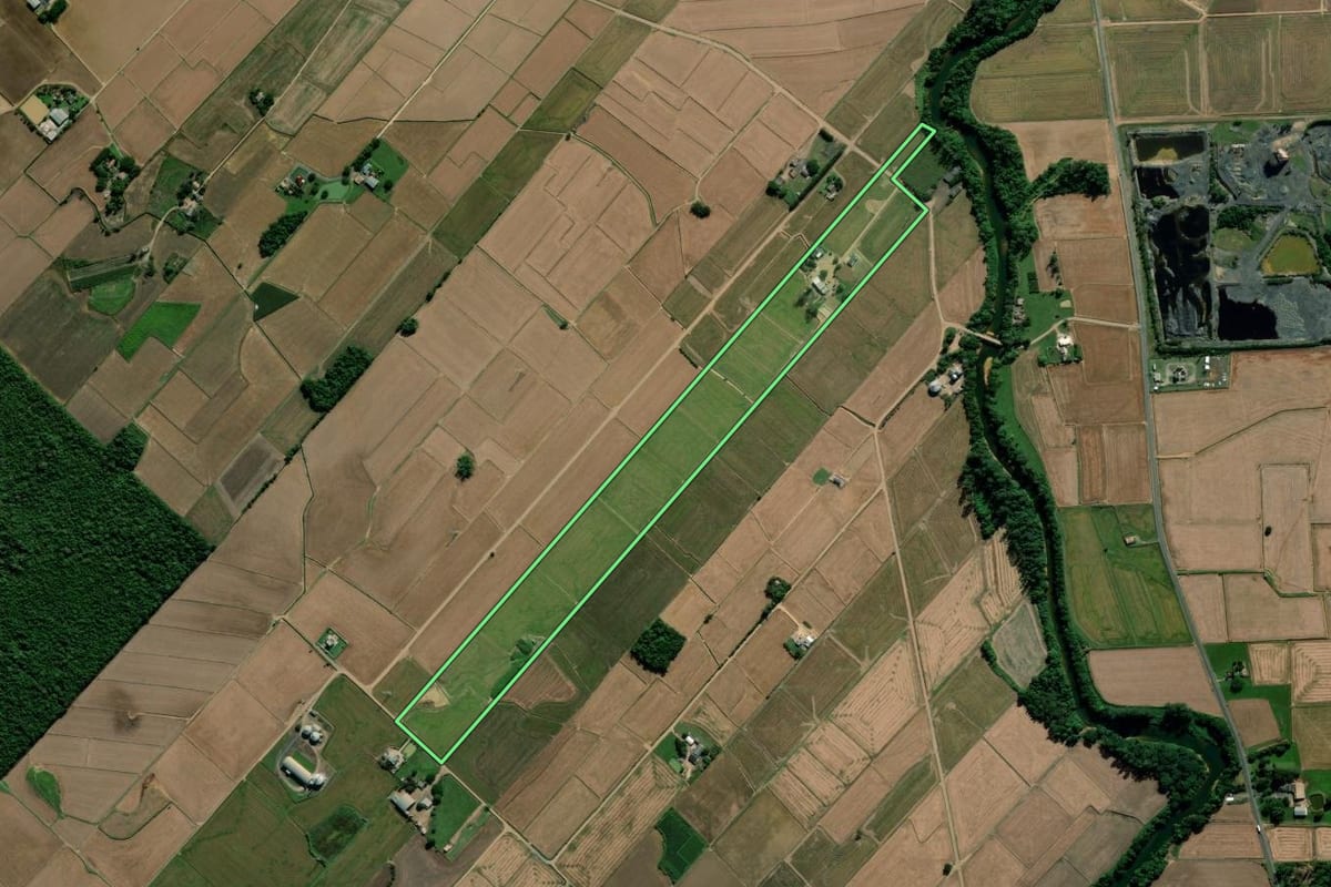 Imagem de satélite do imóvel rural em Forquilhinha (SC), com o contorno declarado no CAR desenhado por cima.