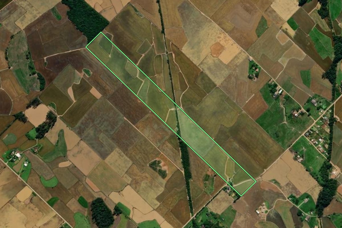 Imagem de satélite do imóvel rural em Forquilhinha (SC), com o contorno declarado no CAR desenhado por cima.