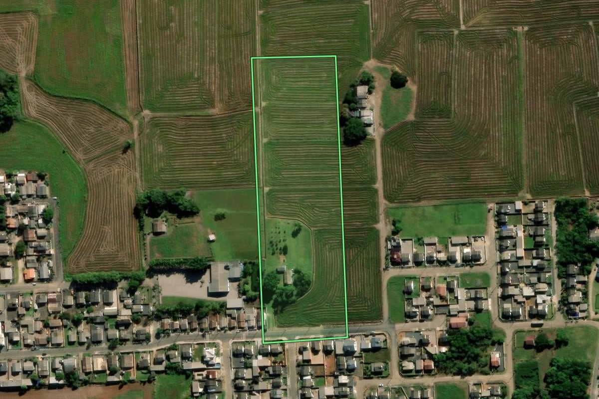 Imagem de satélite do imóvel rural em Forquilhinha (SC), com o contorno declarado no CAR desenhado por cima.