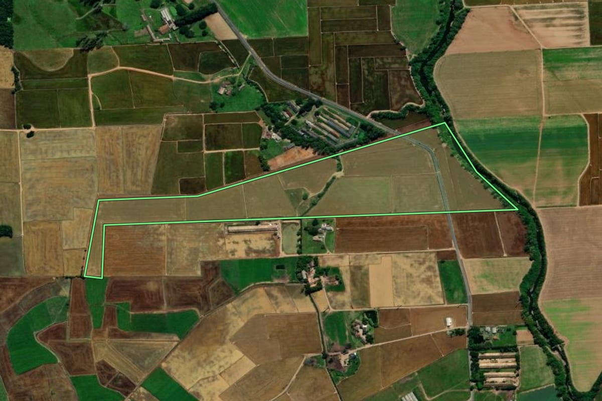 Imagem de satélite do imóvel rural em Forquilhinha (SC), com o contorno declarado no CAR desenhado por cima.