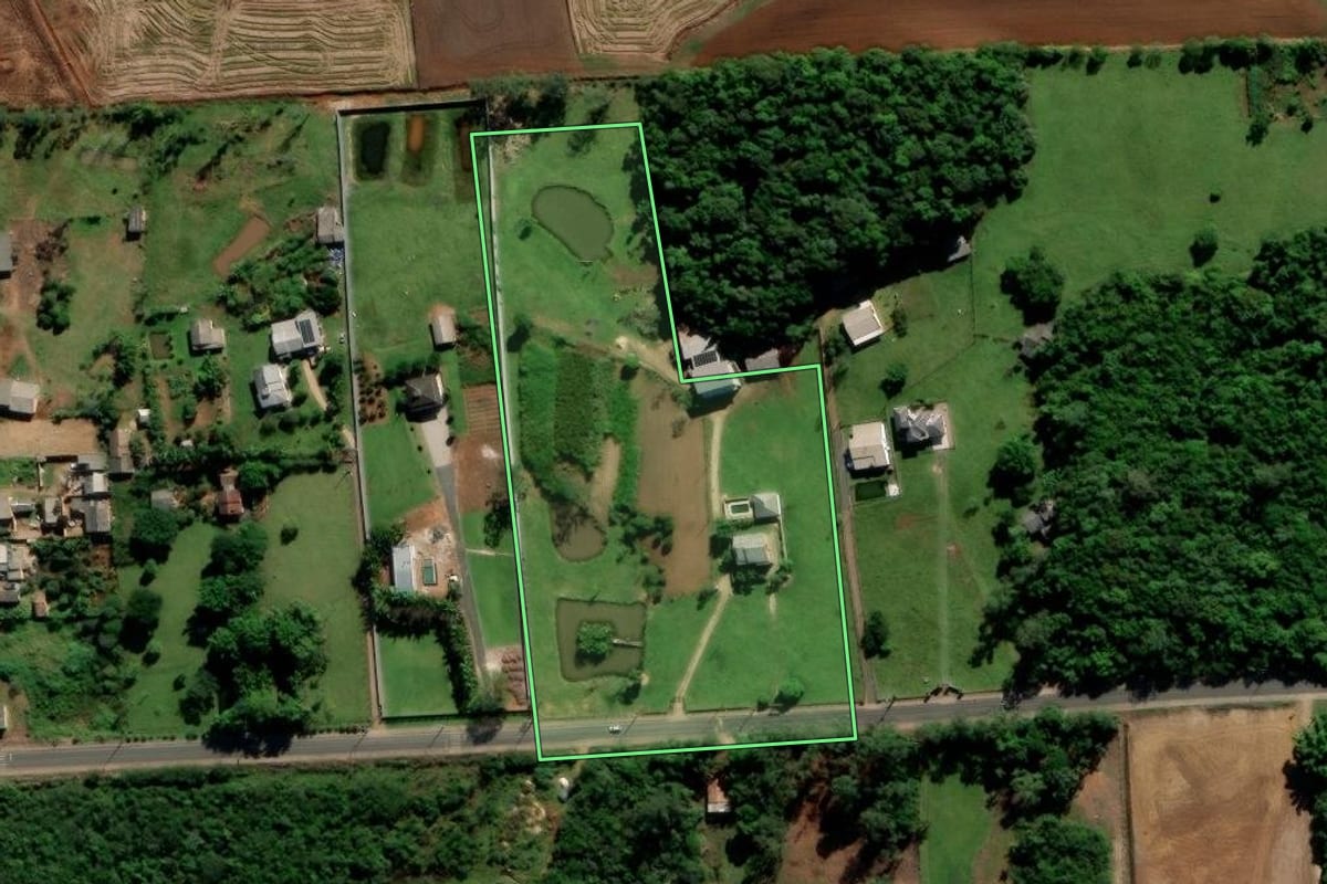 Imagem de satélite do imóvel rural em Forquilhinha (SC), com o contorno declarado no CAR desenhado por cima.
